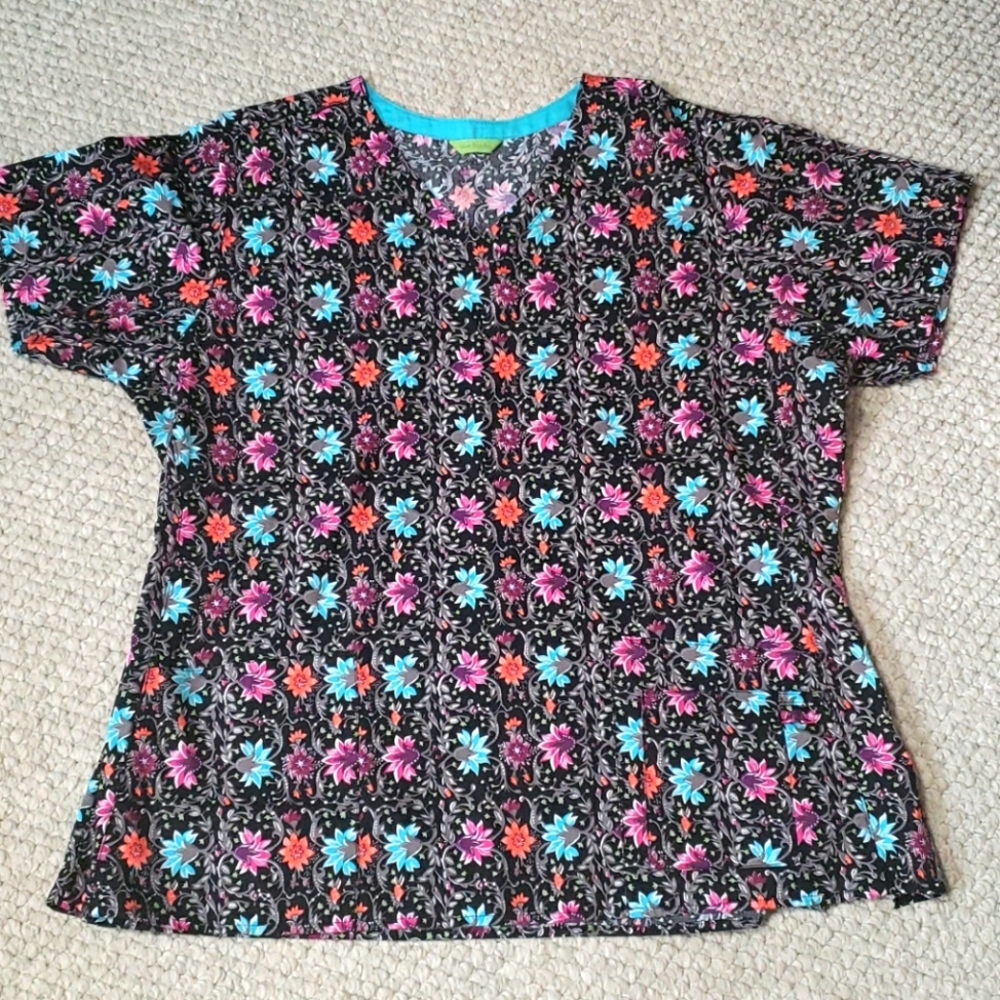 Vera Bradley 2 pocket scrub top, XL